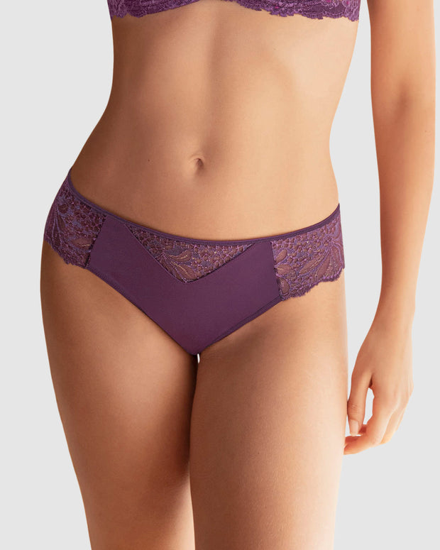 Panty estilo brasilera con laterales y detalle frontal en encaje