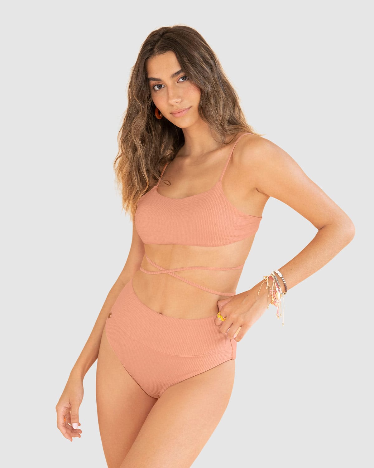 Bikini con top tiras anudables tipo wrap